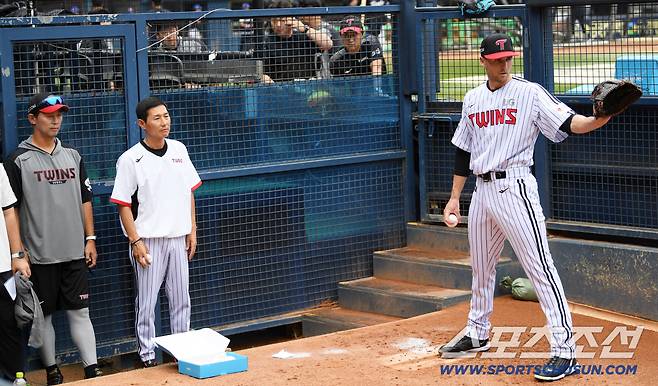 9일 잠실구장에서 열린 LG 트윈스와 한화 이글스의 경기. LG 톨허스트가 염경엽 감독이 지켜보는 가운데 불펜 피칭을 하고 있다. 잠실=박재만 기자 pjm@sportschosun.com/2025.08.09/