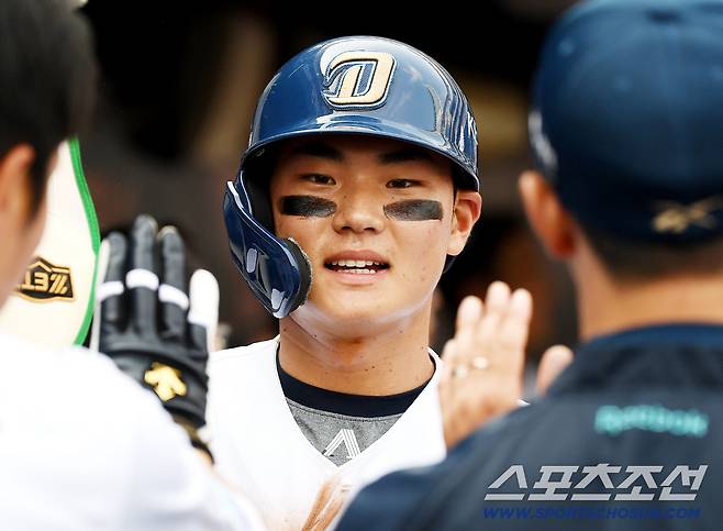 31일 창원 NC파크에서 열린 한화-NC전. 5회말 무사 1, 3루 데이비슨의 희생플라이 때 득점한 김주원이 환영받고 있다. 창원=정재근 기자 cjg@sportschosun.com/2025.5.31/