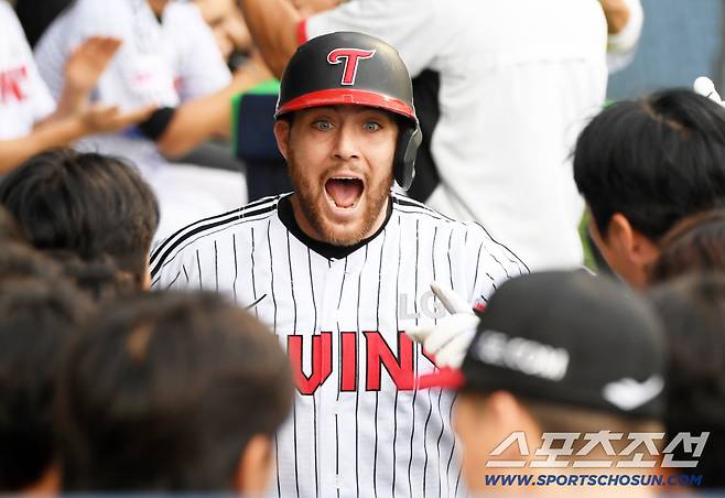 9일 잠실구장에서 열린 LG 트윈스와 한화 이글스의 경기. 1회말 2사 2루 LG 오스틴이 투런포를 날린 뒤 환호하고 있다. 잠실=박재만 기자 pjm@sportschosun.com/2025.08.09/