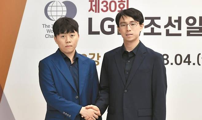 신민준(왼쪽) 9단과 이치리키 료 9단이 6일 서울 성동구 한국기원에서 LG배 조선일보 기왕전 준결승을 마치고 악수를 나눴다. 둘은 내년 1월 대회 사상 첫 ‘결승 한일전’을 치른다./한국기원
