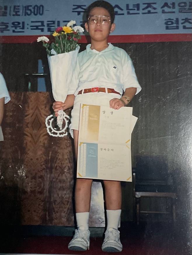 신석우 교수가 초등학생 시절 국내 과학수학 경진대회에서 수상한 모습. 다섯 살 때부터 '신동'으로 알려졌고 IQ검사에선 매번 160점 만점이 나와 "사실상 측정 불가한 지능"이라고 했다. /신석우 제공