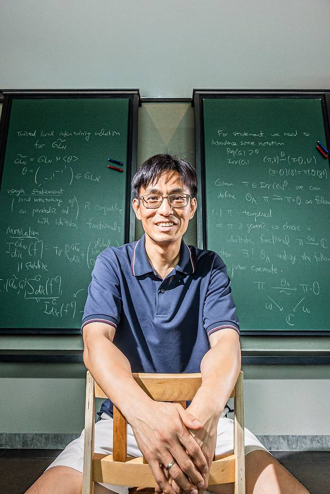 20여년 전 ‘국가 영재 1호’는 정규 교육과 병역 의무를 모두 이행해 화제가 됐다. 신석우 교수는 “평범한 경로를 이탈하지 않은 덕에 학자로서의 삶에 안정을 찾을 수 있었다”고 담담히 말했다. /이신영 영상미디어 기자