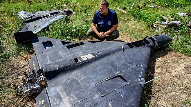 지난달 30일 우크라이나 하르키우 지방검찰청 소속 한 검사가 이란이 설계하고 러시아가 제작한 자폭 드론 샤헤드-136의 탄소섬유 잔해를 조사하고 있다. /게티이미지코리아