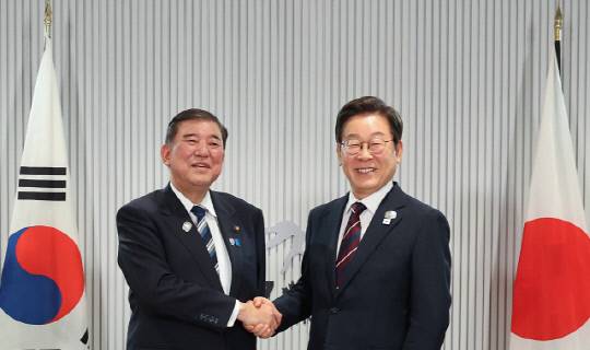 이재명 대통령이 지난 6월 17일(현지시간) 캐나다 앨버타주 캐내내스키스 주요 7개국(G7) 정상회의장에서 열린 한일 정상회담에서 이시바 시게루 일본 총리와 악수하며 기념촬영을 하고 있다. 연합뉴스.