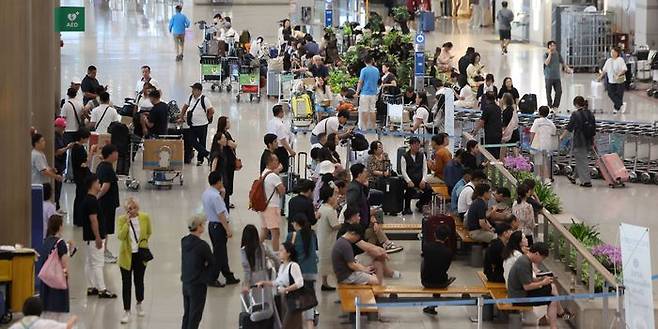 인천국제공항 입국장에서 여행객들이 오가고 있다(자료사진). ⓒ뉴시스