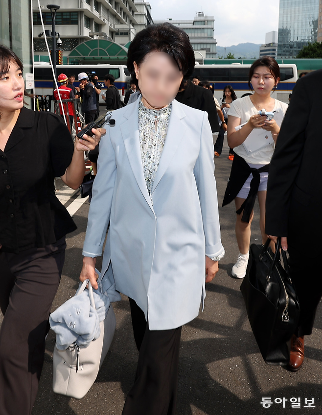김건희 특검이 통일교 로비 윗선으로 지목된 정모 씨를 피의자 신분으로 조사하기 위해 8일 서울 종로구 광화문 특검 사무실로 소환하고 있다. 정 씨는 한학자 총재 비서실장이자 통일교 최상위 행정조직인 천무원 부원장으로, 2022년 4∼8월 건진법사 전성배 씨를 통해 김건희 여사에게 고가의 물품을 전달하며 교단 현안을 청탁한 혐의를 받고 있다. 전영한 기자 scoopjyh@donga.com