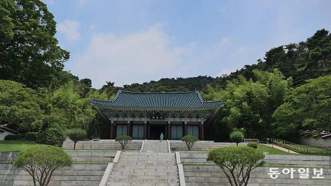충남 아산 현충사. 사당 내부에 걸린 영정 속 충무공 이순신의 시선을 따라가면 아산 시내가 바라다보인다. 그러나 그는 그 너머 평화로운 온 땅을 사랑했을 것이다.