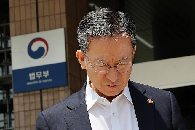 정성호 법무부 장관이 7일 경기도 과천시 정부과천청사 법무부를 나서고 있다.  2025.08.07 뉴시스