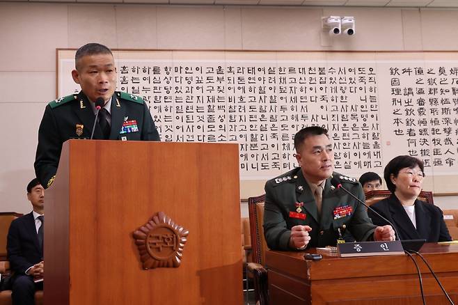 김동혁(왼쪽) 국방부 검찰단장과 박정훈 전 해병대 수사단장이 19일 오전 서울 여의도 국회에서 열린 법제사법위원회 윤석열 대통령 탄핵소추안 즉각 발의 요청에 관한 청원 관련 청문회에서 의원들의 질의에 답하고 있다. 2024.07.19 뉴시스