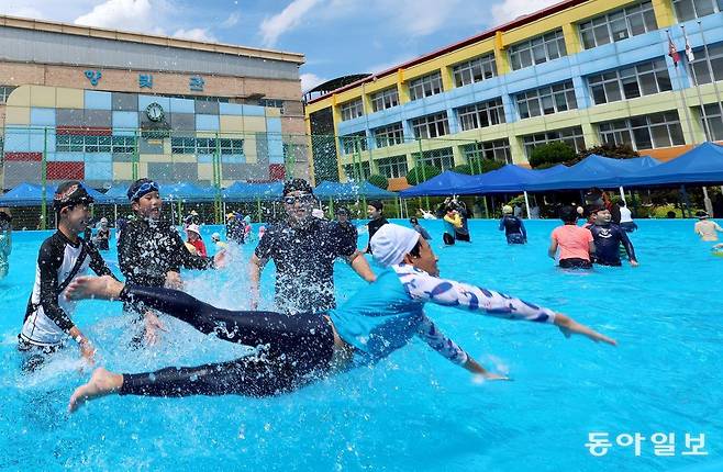 여름방학을 맞아 26일 오전  서울 성북구 성북초등학교 운동장에 마련된 워터파크에서 열린 ‘2024 제8회 성북문화바캉스’에서 어린이들이 물놀이를 하며 무더위를 식히고 있다. 2024년 7월 26일. 전영한 기자. 동아일보DB.