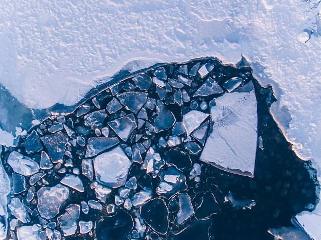 바닷물이 얼어서 생기는 북극 해빙은 가을에서 겨울철 발달했다가 봄과 여름철엔 줄어든다. 기후학계는 2030년 북극 해빙이 완전히 녹을 거라 예상한다. 게티이미지뱅크 제공