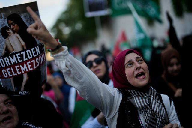 친팔레스타인 시위대가 3일 튀르키예 이스탄불에 위치한 미국 영사관 앞에서 가자지구에서의 전쟁 종식을 외치고 있다. 이스탄불=AP 뉴시스