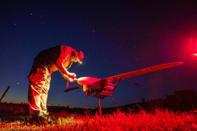 6일 우크라이나 국가방위군 제3여단 ‘스파르탄’ 소속 병사가 포크로우스크 전선 인근에서 펭귄 무인항공기(UAV)를 띄울 준비를 하고 있다. 포크로우스크=AP 뉴시스