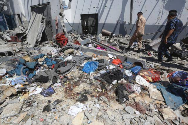 내전 중인 리비아 수도 트리폴리 인근 타주라 수용소가 지난달 2일 공습으로 아수라장이 돼 있다. 이 사고로 최소 44명이 숨지고 130명이 부상당했다. 트리폴리=EPA 연합뉴스