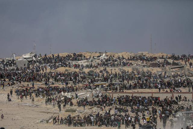 생활 터전을 잃은 가자지구 주민들이 8일 식량을 받기 위해 가자 북부 지킴의 배급소 근처로 모여들고 있다. 지킴=EPA 연합뉴스