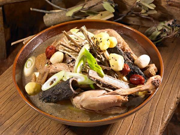 옻닭은 체질에 따라 '접촉피부염’을 유발할 수 있어 주의가 필요하다.​/사진=게티이미지뱅크