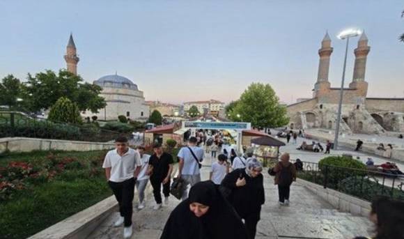 시바스의 대(大)모스크 단지를 사람들이 지나가고 있다. [사진=윤영선]