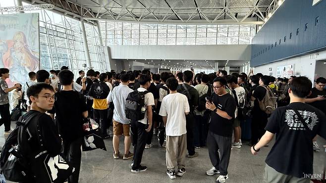 ▲ 순식간에 몰려든 인파, 심지어 메인스테이지 공연까지 얼마 안 남아서 빠진 인원이 이 정도일 줄은ㄷㄷ