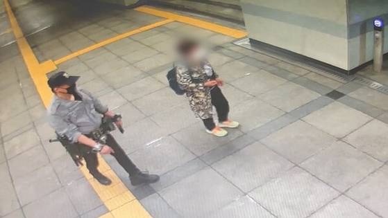 경찰 제복과 유사한 복장을 착용하고 역사를 돌아다닌 50대 남성. 경기북부경찰청 제공