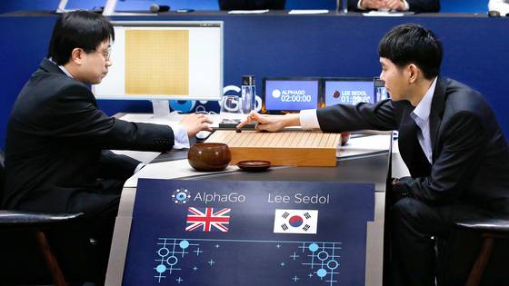 2016년 이세돌(오른쪽) 9단이 구글 인공지능 알파고와의 첫 대국에서 첫 수를 두고 있다. 맞은편은 구글 딥마인드의 아자 황 선임연구원으로 알파고를 대신해 바둑돌을 놓았다. [중앙포토]