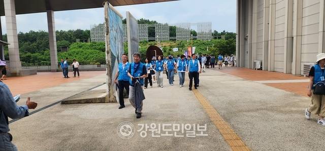 ▲ 이인영 국회의원을 비롯한 참가자들이 350km 대장정을 마치고 고성군 DMZ박물관에 도착하고 있다.