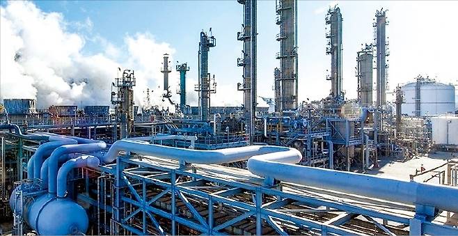 석유화학업종의 만성적 불황으로 경영난을 겪고 있는 전남 여수 여천NCC 2사업장.  /한경DB