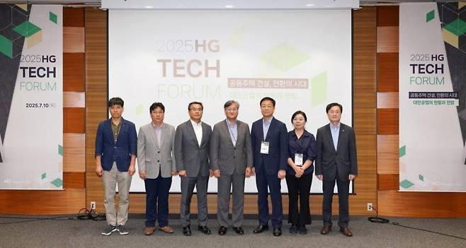 지난 7월 한미글로벌이 주최한 '대안공법의 현황과 전망' 포럼에 발표자로 나선 이원형 조합장(맨 왼쪽). 한미글로벌 제공