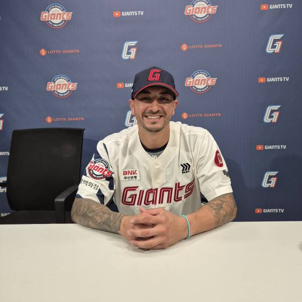 롯데 새 외국인 투수 빈스 벨라스케즈가 인터뷰를 마친 뒤 환하게 웃고 있다.