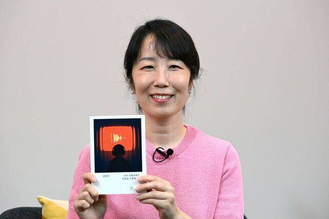 권 교수가 이번에 펴낸 책 ‘극우 유튜브에서 아들을 구출해 왔다’를 들고 포즈를 취한 모습이다. 김지훈 기자