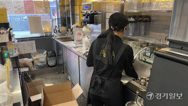 아르바이트 중인 청년의 모습. 경기일보DB