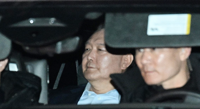 공수처 체포 직후 윤석열 전 대통령 / 사진=연합뉴스