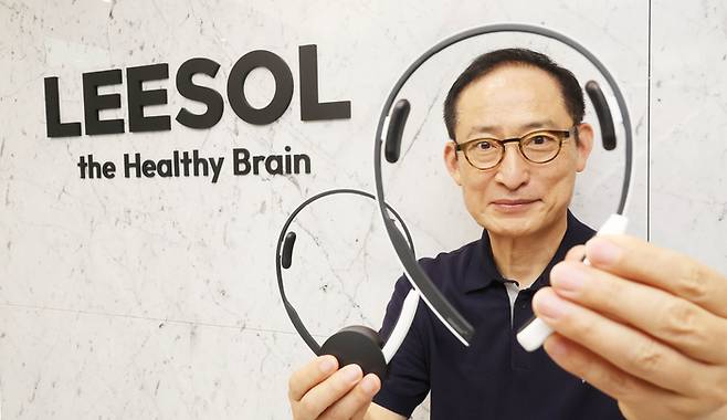 이승우 리솔 공동대표가 최근 서울 강남구 역삼동에 위치한 사무실에서 수면장애 개선 웨어러블 장비 ‘슬리피솔’에 대해 설명하고 있다. 이충우 기자