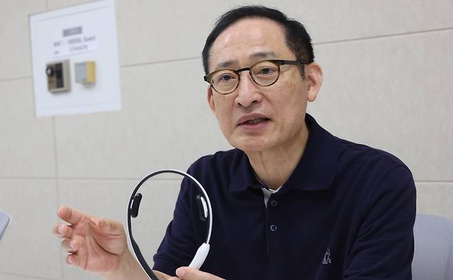 이승우 리솔 공동대표가 최근 서울 강남구 역삼동에 위치한 사무실에서 수면장애 개선 웨어러블 장비 ‘슬리피솔’에 대해 설명하고 있다. 이충우 기자