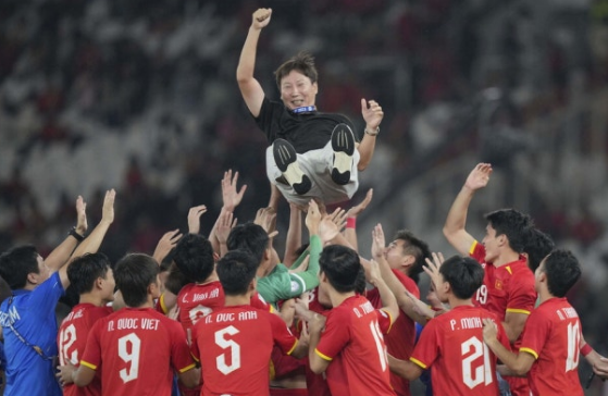 김상식 감독이 팀 우승 직후 베트남 U23 축구대표선수에게 헹가래를 받고 있다. <연합뉴스>