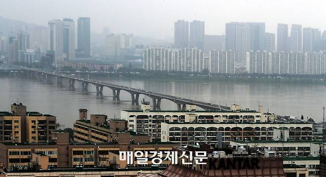 서울 여의도에서 바라 본 한강 너머 용산 아파트 단지 모습 [김호영 기자]