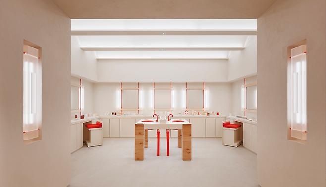 글로시에핑크로 통일된 뉴욕 매장 인테리어. 사진=글로시에