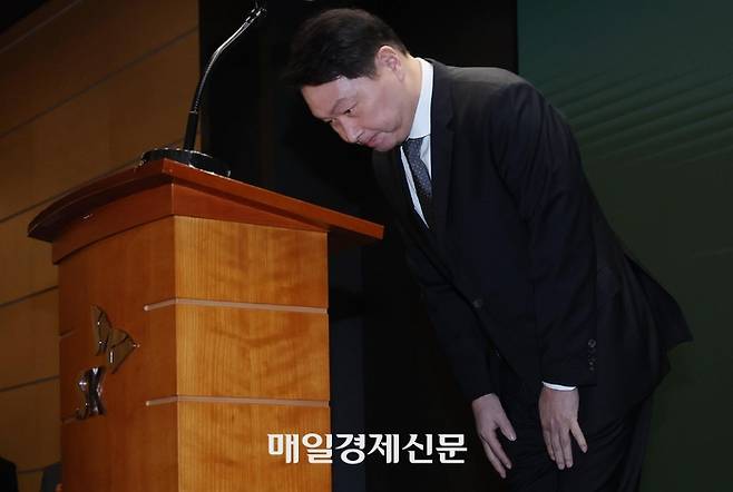 최태원 SK그룹 회장이 지난 5월 서울 중구 을지로 SK텔레콤 본사에서 열린 유심 정보 유출 관련 브리핑에 참석해 대국민 사과를 하고 있다. [한주형 기자]