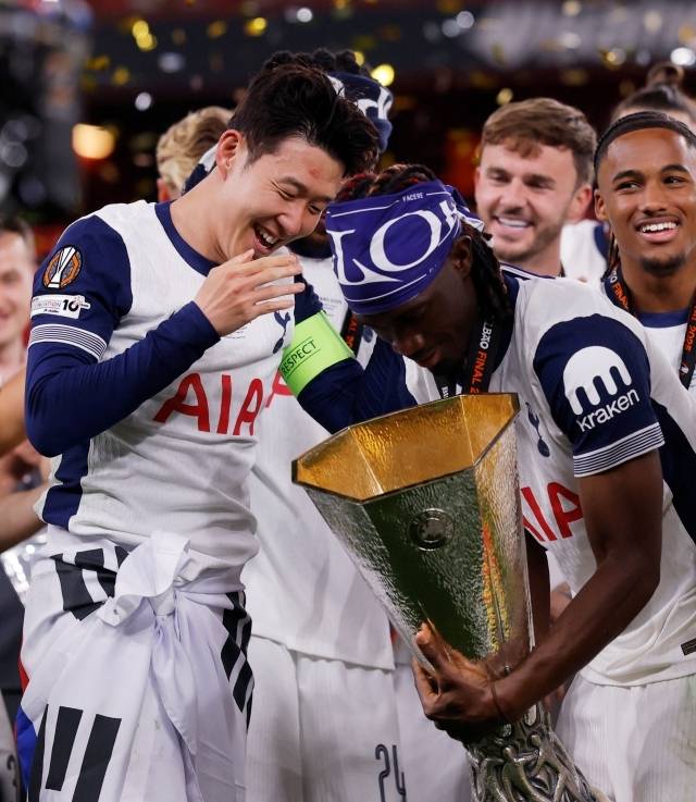 2024-25시즌 유럽축구연맹 유로파리그 정상에 오른 토트넘. 손흥민이 우승컵을 바라보며 기뻐하고 있다. 사진=REUTERS=연합뉴스