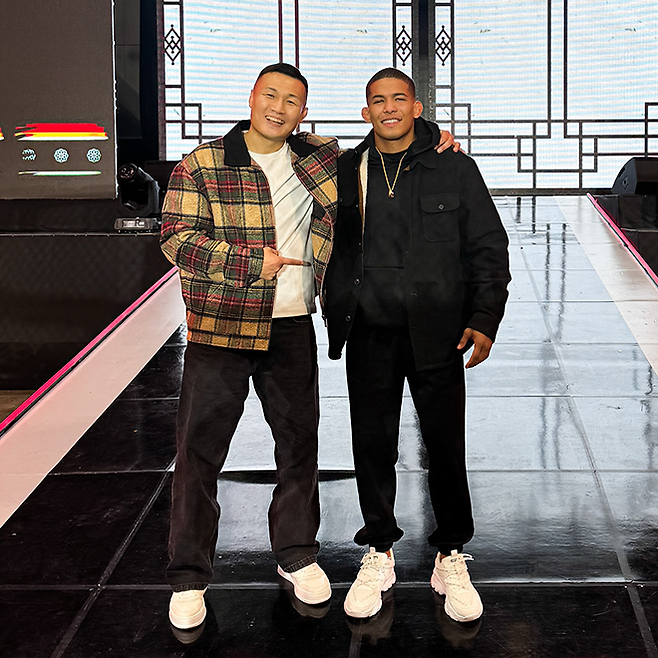 마테우스 카밀루가 2024년 12월 ZFN 2 승리 후 경기도 고양시 KINTEX 제2전시장 7A홀에서 데이나 화이트 회장 Lookin’ for a Fight 원격 출연에 의한 UFC 계약 소식을 듣고 정찬성 대표와 기념 촬영을 하고 있다. 사진@matheuscamilomma