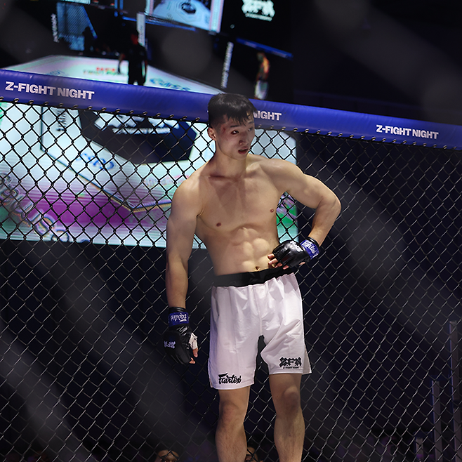 ‘코리안 좀비’ 정찬성의 제자 장윤성이 2024년 12월 경기도 고양시 KINTEX 제2전시장 7A홀 ZFN 2 메인카드 제4경기 라운드 시작을 기다리고 있다. UFC Fight Pass로 세계 200여 나라에 생중계됐다. 사진=MCP ECC