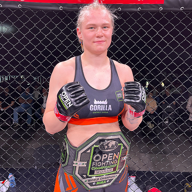 알료나 아기셰바가 2024년 6월 러시아 OFC 여자 밴텀급 챔피언 등극 기념 촬영을 하고 있다. ‘파이트 매트릭스’ 세계랭킹 62명을 보유한 유럽 8위 및 글로벌 26위 규모 종합격투기 단체를 제패했다. 사진=Open Fighting Championship