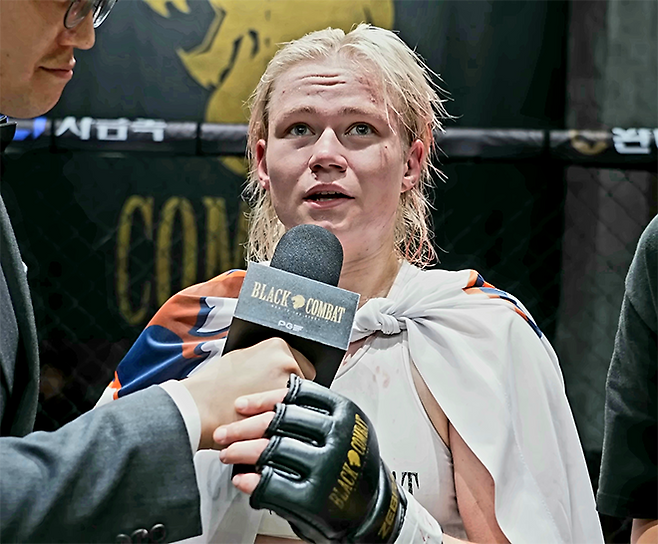 국제종합격투기연맹 세계청소년선수권대회 금메달리스트 알료나 아기셰바가 2025년 8월 경기도 오산시 블랙컴뱃 라이즈 7 코-메인이벤트 승리 인터뷰를 하고 있다. 사진=이데아 파라곤