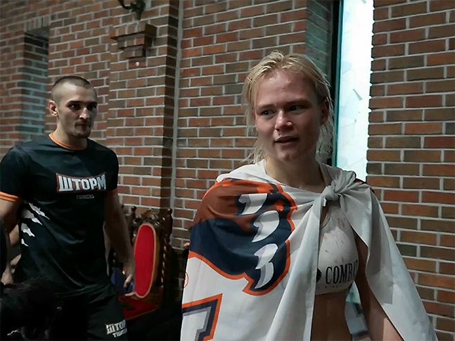 국제종합격투기연맹 세계청소년선수권대회 금메달리스트 알료나 아기셰바가 2025년 8월 경기도 오산시 블랙컴뱃 라이즈 7 코-메인이벤트 만장일치 판정승을 거둔 후 퇴장하고 있다. 사진=이데아 파라곤