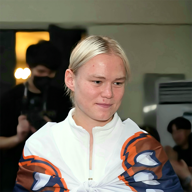 국제종합격투기연맹 세계청소년선수권대회 금메달리스트 알료나 아기셰바가 2025년 8월 경기도 오산시 블랙컴뱃 라이즈 7 코-메인이벤트에 입장하고 있다. 사진=이데아 파라곤