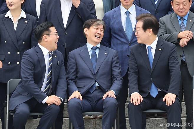 [서울=뉴시스] 권창회 기자 = 이재명 더불어민주당 대표와 박찬대 원내대표, 조국 조국혁신당 대표가 2일 오후 서울 여의도 국회에서 열린 제22대 국회 개원식 겸 9월 정기국회 개회식을 마치고 기념촬영에 앞서 대화를 나누며 활짝 웃고 있다. 2024.09.02. kch0523@newsis.com /사진=권창회