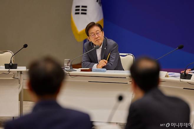 (서울=뉴스1) 이재명 기자 = 이재명 대통령이 1일 서울 용산 대통령실 청사에서 열린 전국 시·도지사 간담회에서 발언을 경청하고 있다. (대통령실 제공. 재판매 및 DB금지) 2025.8.1/뉴스1  Copyright (C) 뉴스1. All rights reserved. 무단 전재 및 재배포,  AI학습 이용 금지. /사진=(서울=뉴스1) 이재명 기자