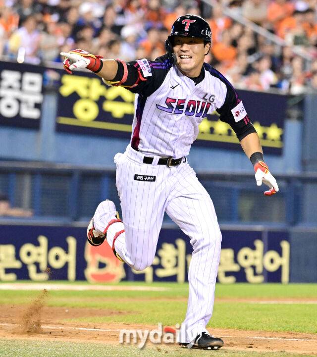 2025년 8월 8일 오후 서울 잠실구장에서 열린 '2025 신한 SOL뱅크 KBO 리그' 한화 이글스와 LG 트윈스의 경기. LG 천성호가 연장 10회말 1사 만루서 끝내기 안타를 친 뒤 포효하고 있다./잠실 = 유진형 기자