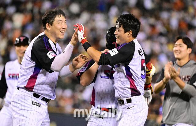 2025년 8월 8일 오후 서울 잠실구장에서 열린 '2025 신한 SOL뱅크 KBO 리그' 한화 이글스와 LG 트윈스의 경기. LG 천성호가 연장 10회말 1사 만루서 끝내기 안타를 친 뒤 김현수의 축하를 받고 있다./잠실 = 유진형 기자