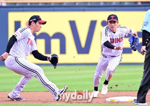 2025년 7월 29일 오후 서울 잠실구장에서 열린 '2025 신한 SOL뱅크 KBO 리그' KT 위즈와 LG 트윈스의 경기. LG 2루수 신민재가 1회초 2사 1루서 KT 장성우의 타구를 잡고 2루 베이스를 밟고 있다./마이데일리