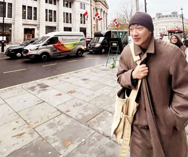 손석구가 런던에서 추운 듯 몸을 움추렸다. / 손석구 소셜미디어